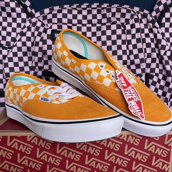 Vans WMNS Comfycush Authent (Checker) Zinnia/True Wht
VN0A3WM7VNC
Sneakers - Picture 5 of 16